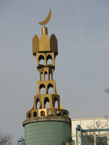905714 Gezicht op de minaret van de moskee Abi Bakr Issiddik (Berlagestraat 400) te Utrecht.